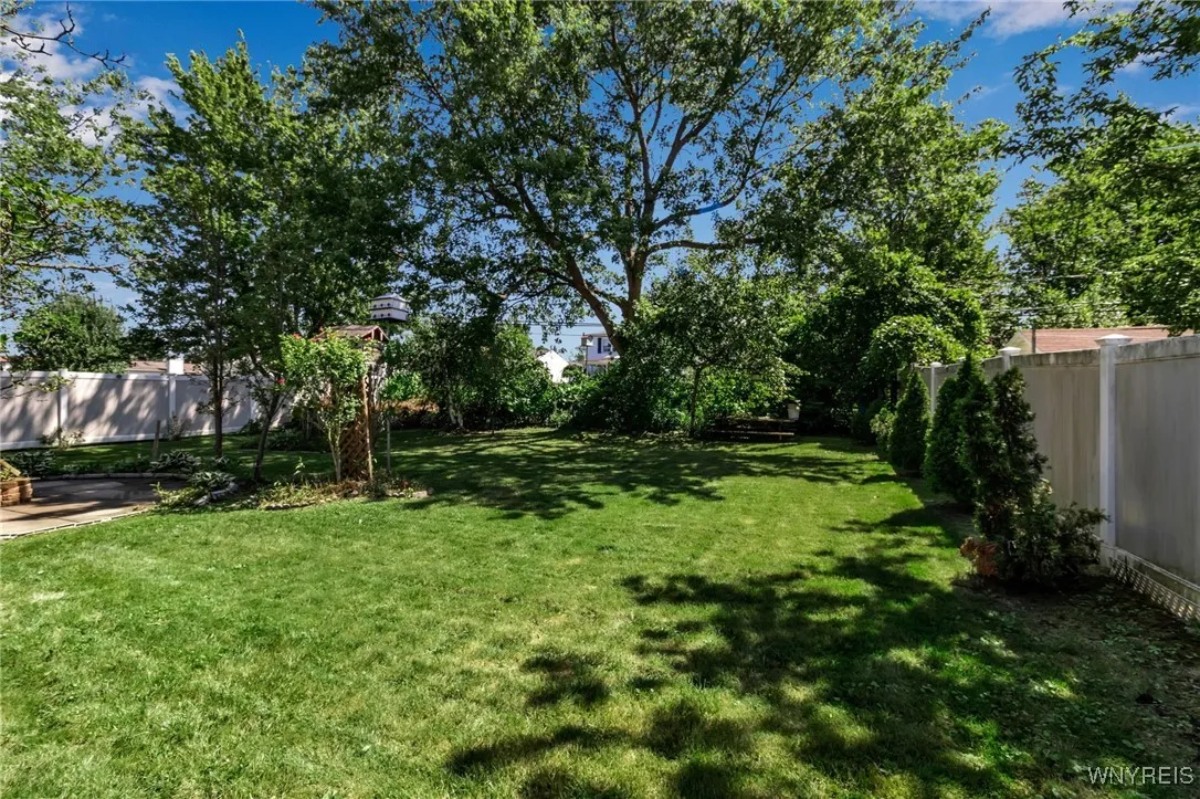 4297 Robin Lane, Hamburg, New York 14075, Hamburg, New York 14075, 4 Bedrooms Bedrooms, 7 Rooms Rooms,1 BathroomBathrooms,Residential,Closed,4297 Robin Lane, Hamburg, New York 14075,0,B1557338