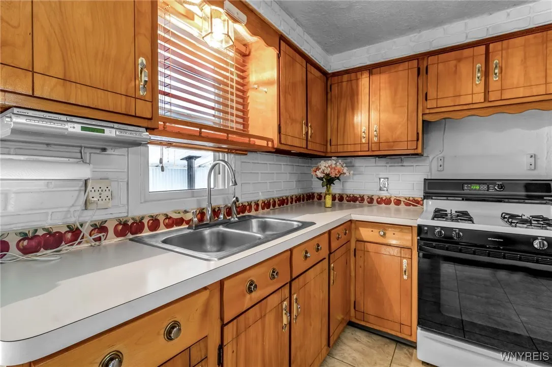 4297 Robin Lane, Hamburg, New York 14075, Hamburg, New York 14075, 4 Bedrooms Bedrooms, 7 Rooms Rooms,1 BathroomBathrooms,Residential,Closed,4297 Robin Lane, Hamburg, New York 14075,0,B1557338