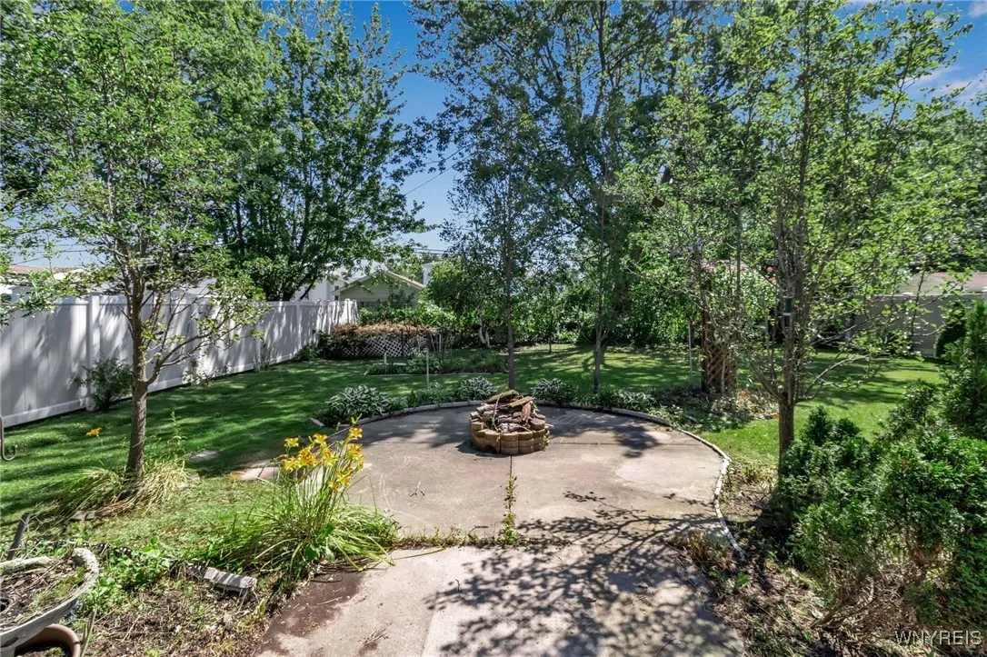 4297 Robin Lane, Hamburg, New York 14075, Hamburg, New York 14075, 4 Bedrooms Bedrooms, 7 Rooms Rooms,1 BathroomBathrooms,Residential,Closed,4297 Robin Lane, Hamburg, New York 14075,0,B1557338