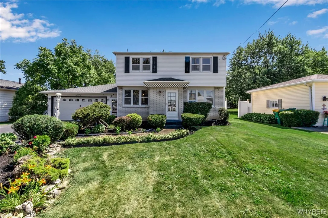 4297 Robin Lane, Hamburg, New York 14075, Hamburg, New York 14075, 4 Bedrooms Bedrooms, 7 Rooms Rooms,1 BathroomBathrooms,Residential,Closed,4297 Robin Lane, Hamburg, New York 14075,0,B1557338