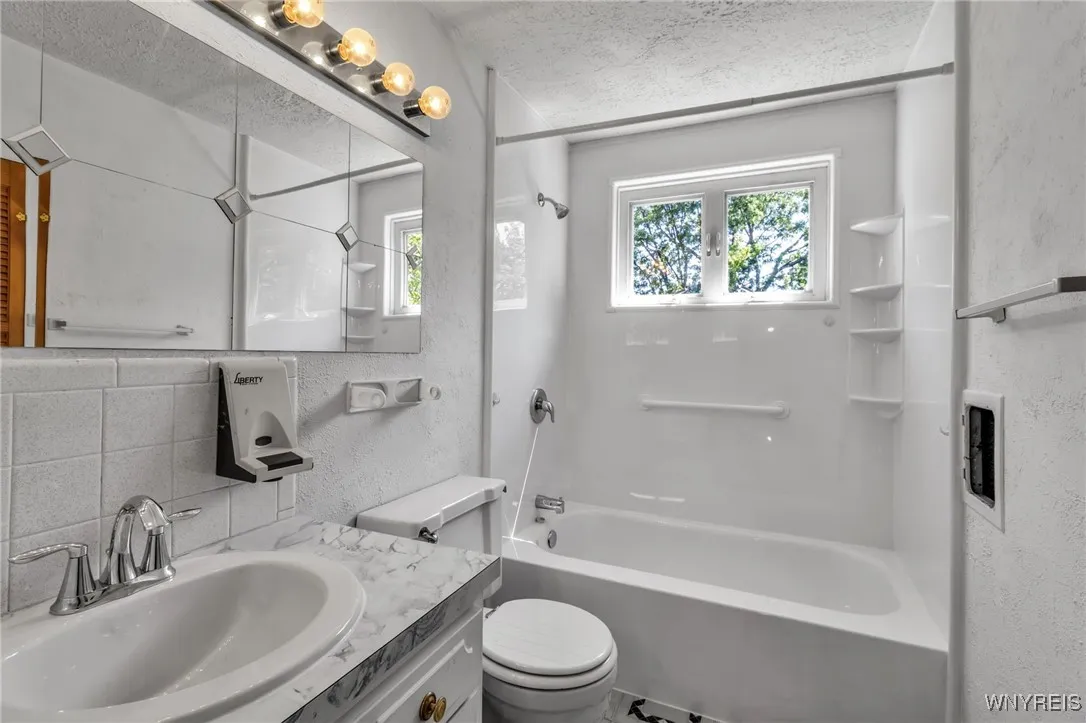 4297 Robin Lane, Hamburg, New York 14075, Hamburg, New York 14075, 4 Bedrooms Bedrooms, 7 Rooms Rooms,1 BathroomBathrooms,Residential,Closed,4297 Robin Lane, Hamburg, New York 14075,0,B1557338