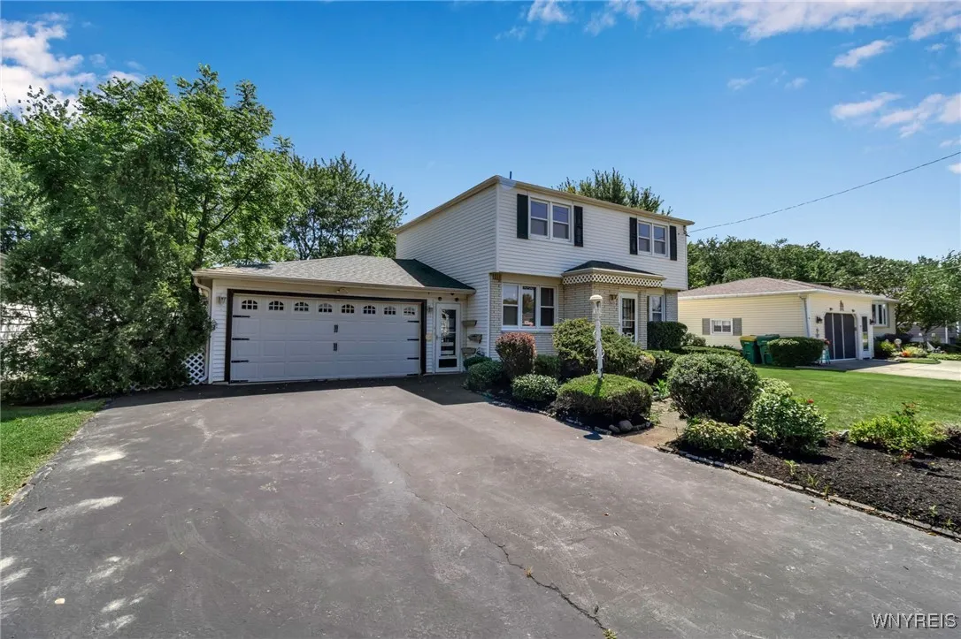 4297 Robin Lane, Hamburg, New York 14075, Hamburg, New York 14075, 4 Bedrooms Bedrooms, 7 Rooms Rooms,1 BathroomBathrooms,Residential,Closed,4297 Robin Lane, Hamburg, New York 14075,0,B1557338