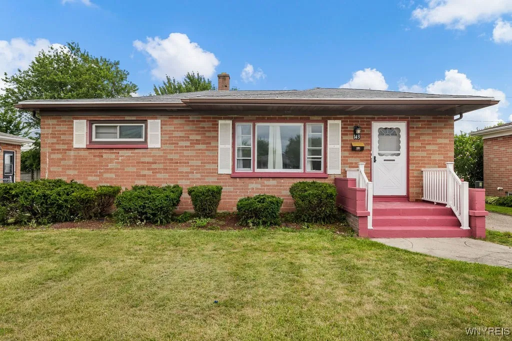 143 Carmen Road, Amherst, New York 14226, Amherst, New York 14226, 3 Bedrooms Bedrooms, 7 Rooms Rooms,2 BathroomsBathrooms,Residential,Closed,143 Carmen Road, Amherst, New York 14226,0,B1556791