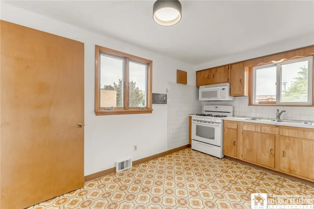 136 Oakview Drive, Tonawanda-town, New York 14150, Tonawanda, New York 14150, 3 Bedrooms Bedrooms, 6 Rooms Rooms,1 BathroomBathrooms,Residential,Closed,136 Oakview Drive, Tonawanda-town, New York 14150,0,R1558193