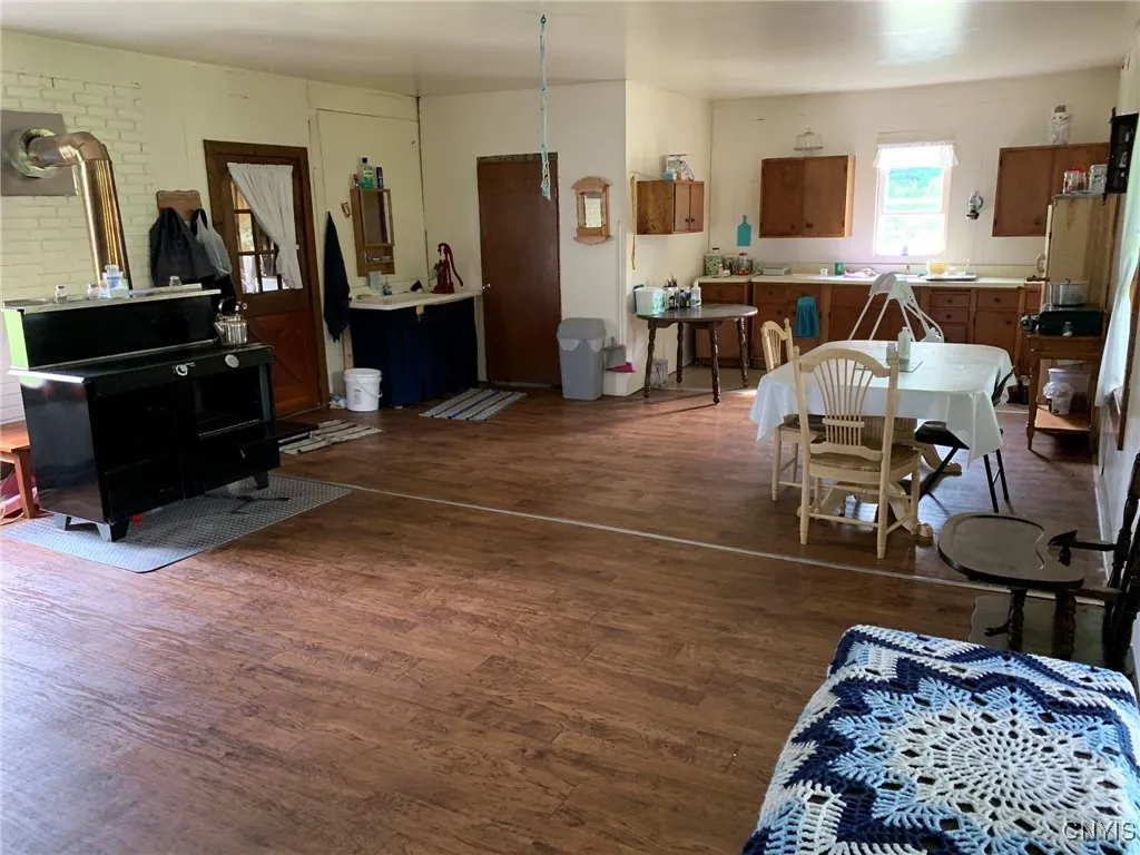 Kitchen & Dining Area