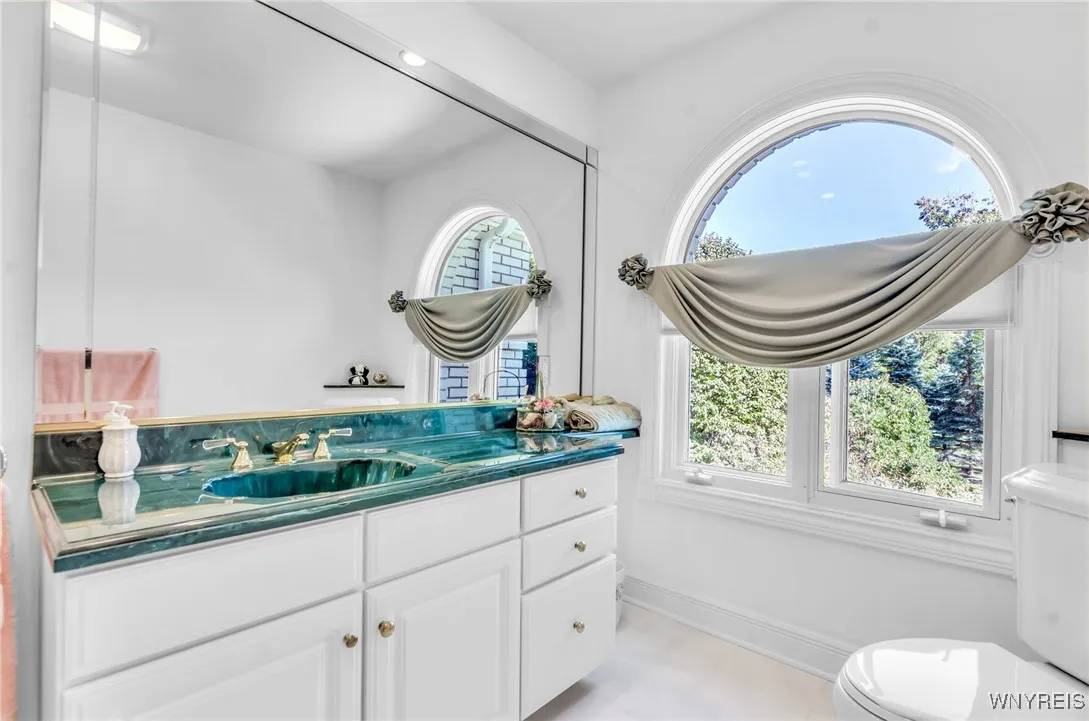 7 Woodcrest Drive, Aurora, New York 14127, Aurora, New York 14127, 4 Bedrooms Bedrooms, 10 Rooms Rooms,5 BathroomsBathrooms,Residential,For Sale,7 Woodcrest Drive, Aurora, New York 14127,0,B1561331