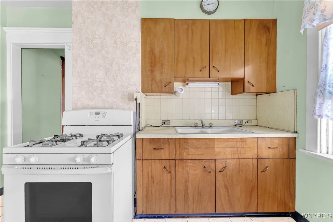 Downstairs Eat-in Kitchen 12x10