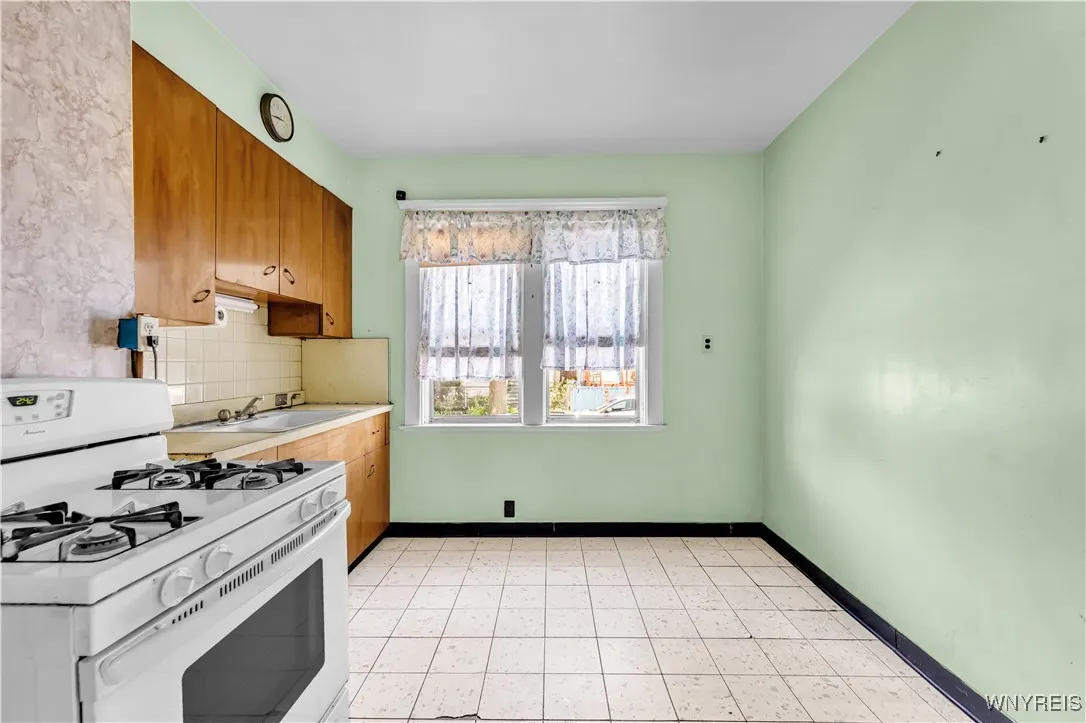 Downstairs Eat-in Kitchen 12x10