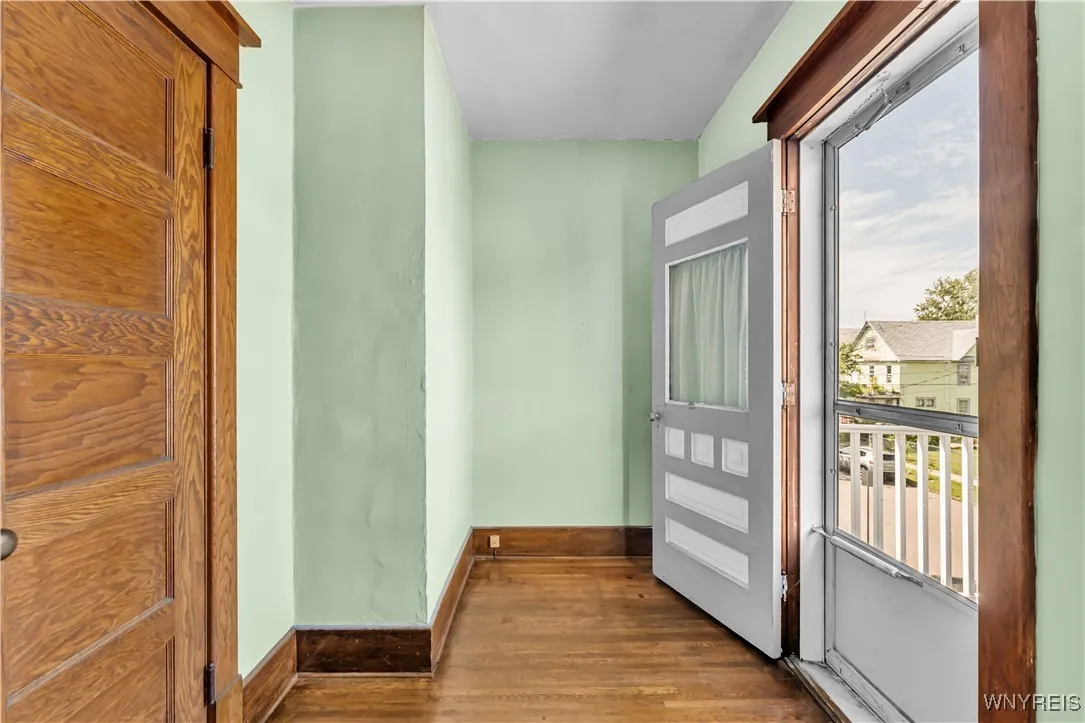 Upstairs Foyer & door to Front Porch