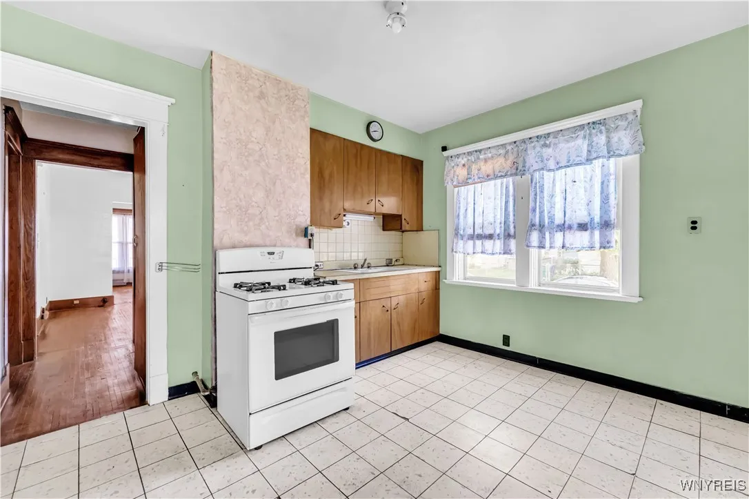 Downstairs Eat-in Kitchen 12x10