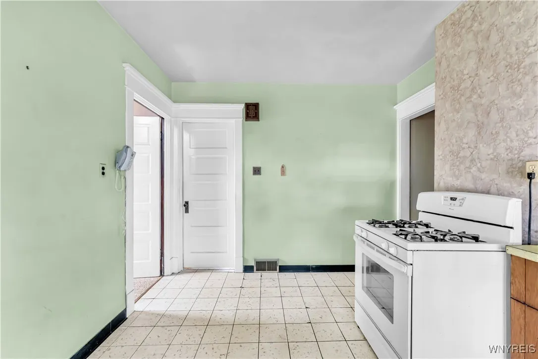 Downstairs Eat-in Kitchen 12x10