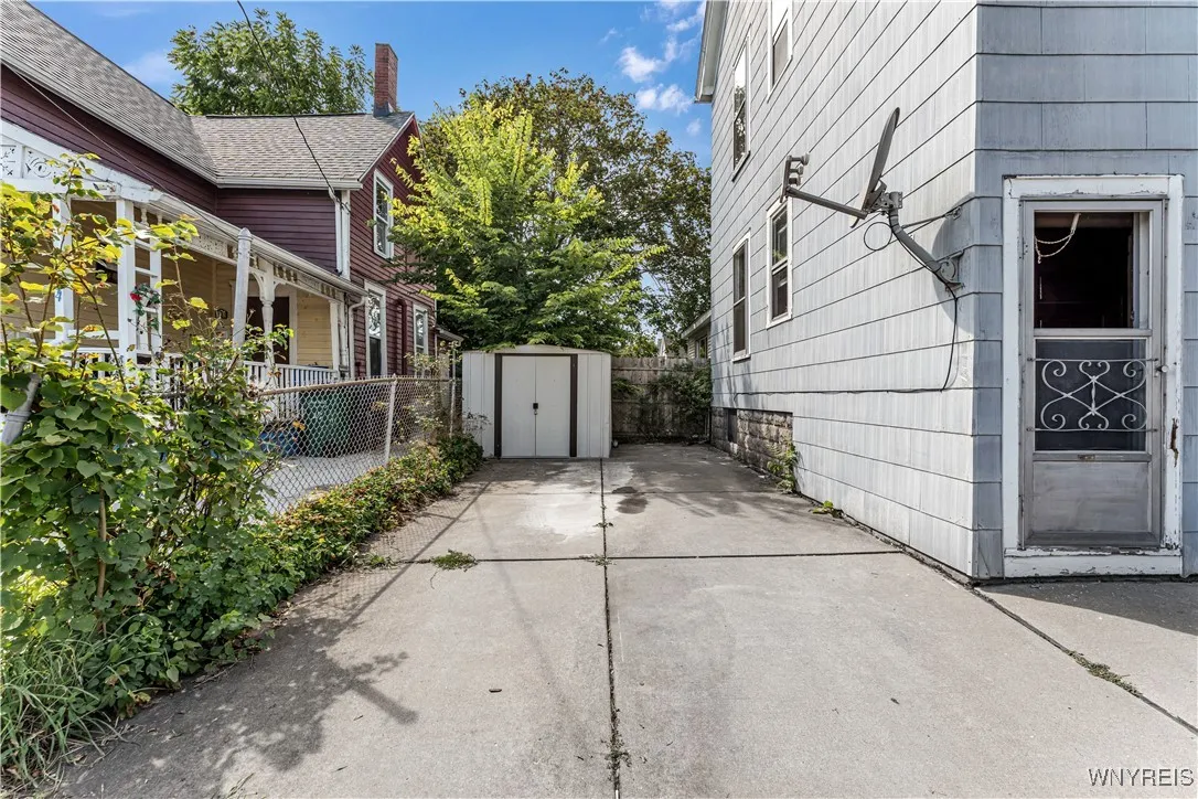 Shed And drvieway/yard