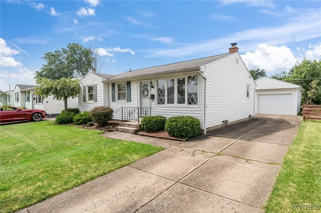 3 bedrooms 1 bath home with 1.5 car garage