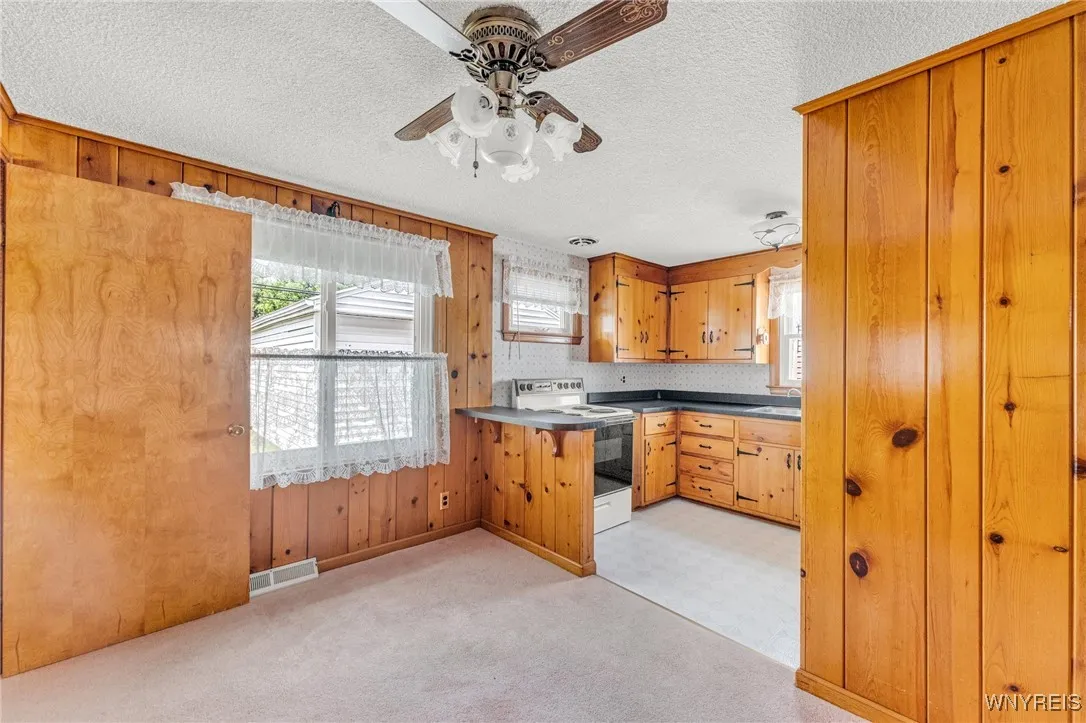Combined kitchen and dinette area