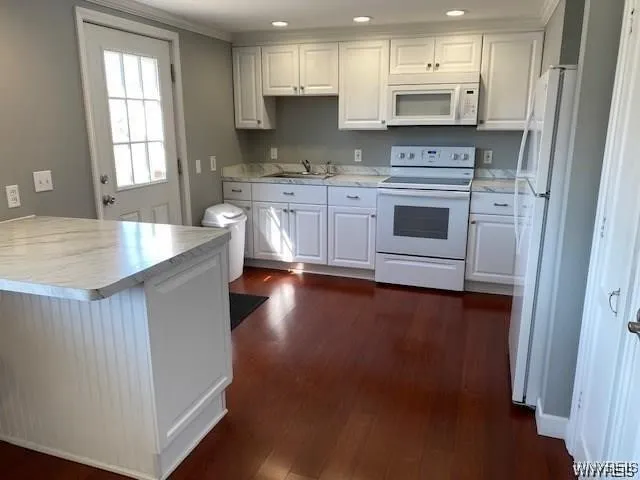 FRONT APARTMENT