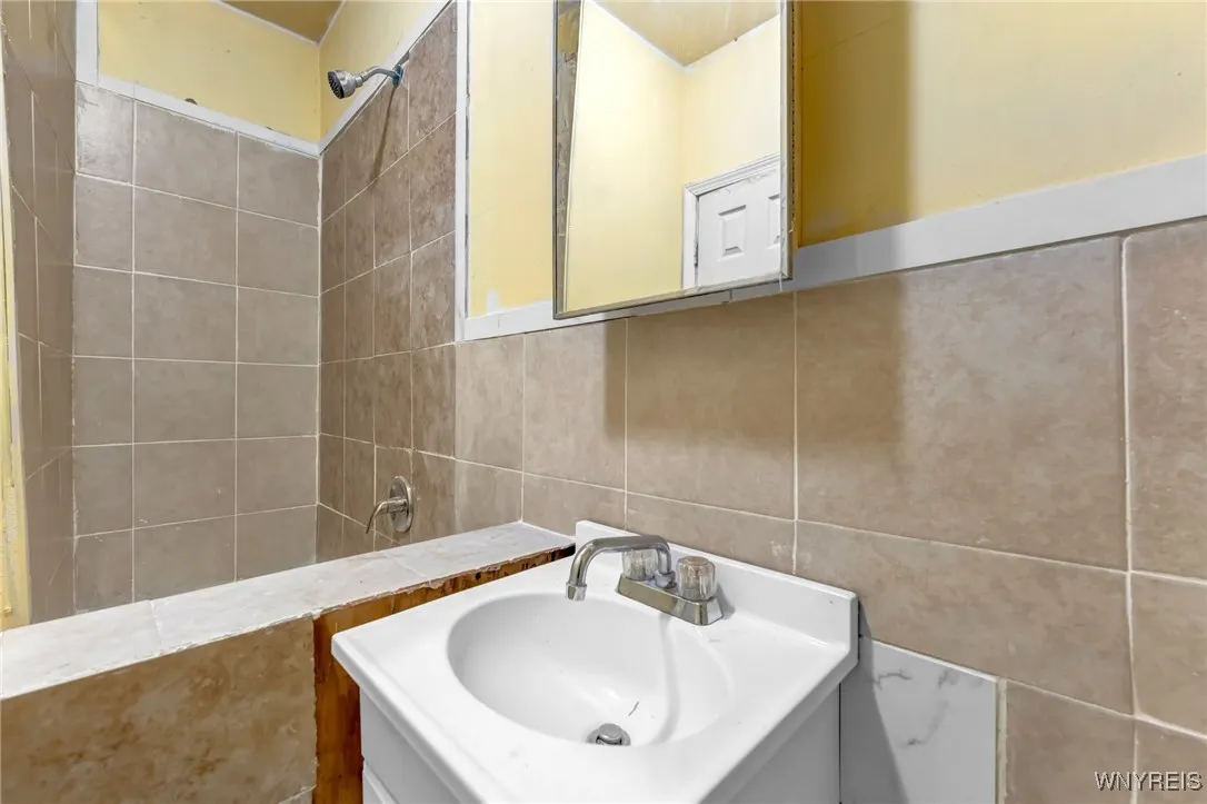 541 Perry Street, Buffalo, New York 14210, Buffalo, New York 14210, 3 Bedrooms Bedrooms, 5 Rooms Rooms,1 BathroomBathrooms,Residential,Closed,541 Perry Street, Buffalo, New York 14210,0,B1562240
