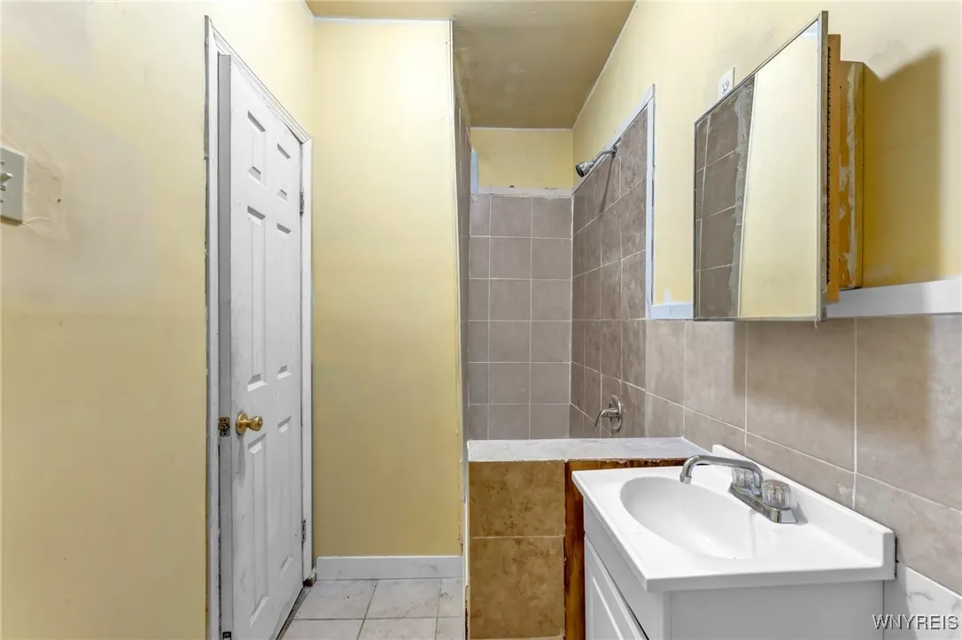 541 Perry Street, Buffalo, New York 14210, Buffalo, New York 14210, 3 Bedrooms Bedrooms, 5 Rooms Rooms,1 BathroomBathrooms,Residential,Closed,541 Perry Street, Buffalo, New York 14210,0,B1562240