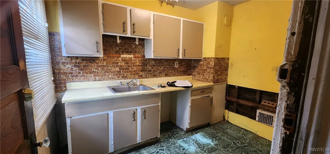 348 Riverside Avenue, Buffalo, New York 14207, Buffalo, New York 14207, 3 Bedrooms Bedrooms, ,2 BathroomsBathrooms,Residential,Closed,348 Riverside Avenue, Buffalo, New York 14207,0,B1562348