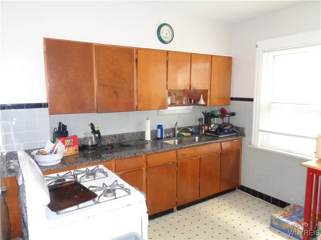 74 Manchester Place, Buffalo, New York 14213, Buffalo, New York 14213, 6 Bedrooms Bedrooms, ,2 BathroomsBathrooms,Residential,Closed,74 Manchester Place, Buffalo, New York 14213,0,B1563083