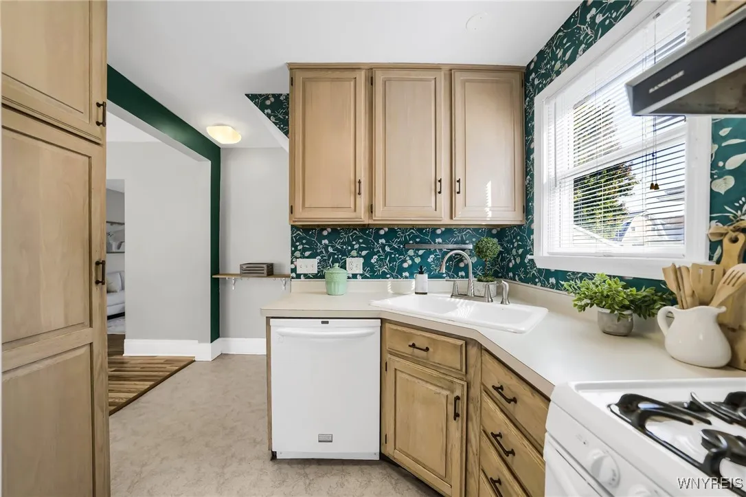 211 Villa Avenue, Buffalo, New York 14216, Buffalo, New York 14216, 3 Bedrooms Bedrooms, 8 Rooms Rooms,2 BathroomsBathrooms,Residential,Closed,211 Villa Avenue, Buffalo, New York 14216,0,B1562397