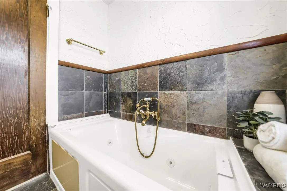 211 Villa Avenue, Buffalo, New York 14216, Buffalo, New York 14216, 3 Bedrooms Bedrooms, 8 Rooms Rooms,2 BathroomsBathrooms,Residential,Closed,211 Villa Avenue, Buffalo, New York 14216,0,B1562397