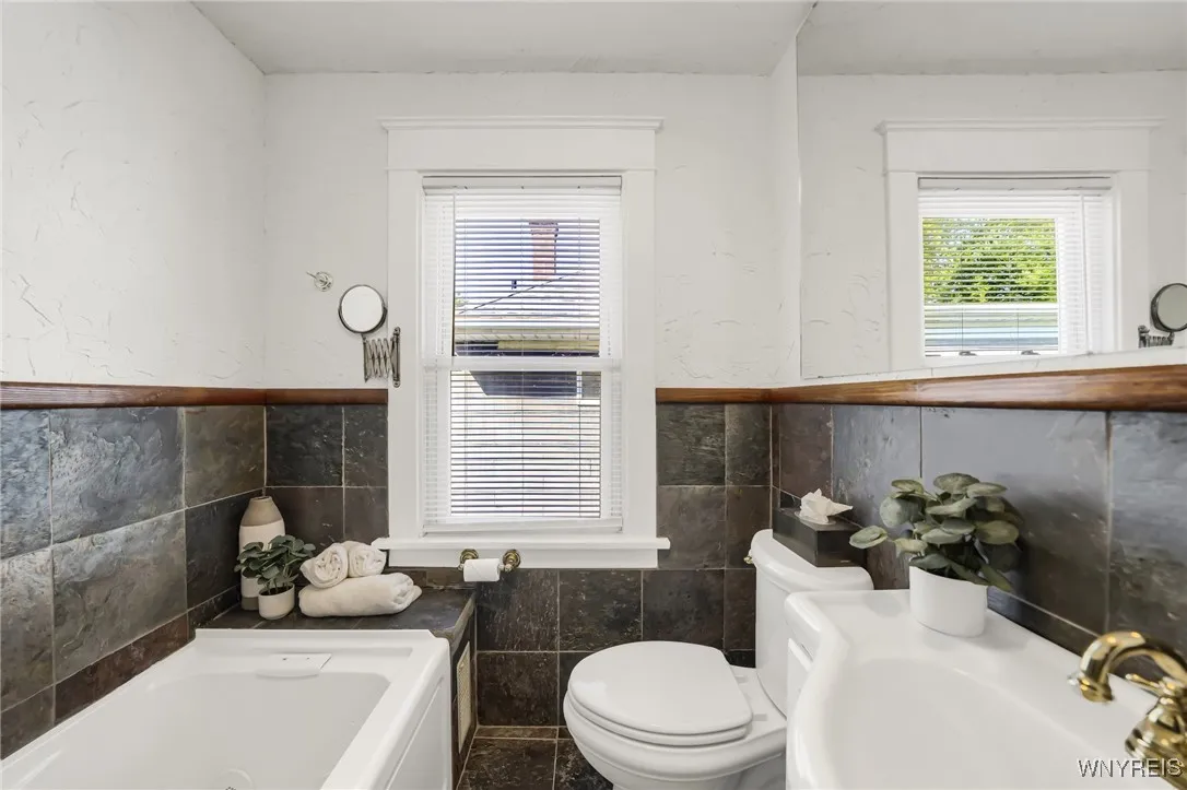 211 Villa Avenue, Buffalo, New York 14216, Buffalo, New York 14216, 3 Bedrooms Bedrooms, 8 Rooms Rooms,2 BathroomsBathrooms,Residential,Closed,211 Villa Avenue, Buffalo, New York 14216,0,B1562397