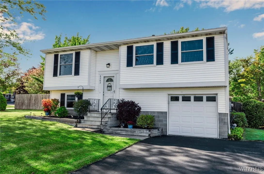 4262 Mistymeadow Lane, Hamburg, New York 14075, Hamburg, New York 14075, 3 Bedrooms Bedrooms, 7 Rooms Rooms,1 BathroomBathrooms,Residential,Closed,4262 Mistymeadow Lane, Hamburg, New York 14075,0,B1564846