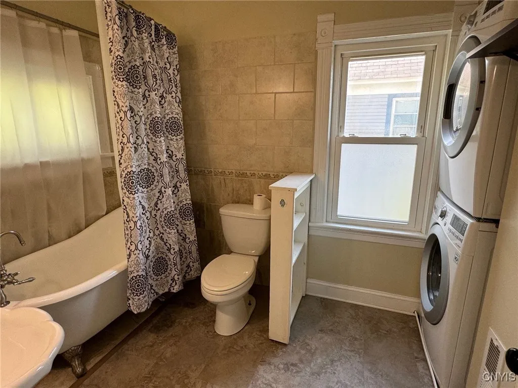 Stackable washer / dryer stay