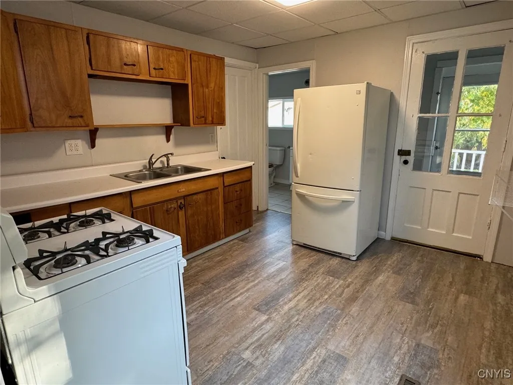 Kitchen w/ stove & refrigerator