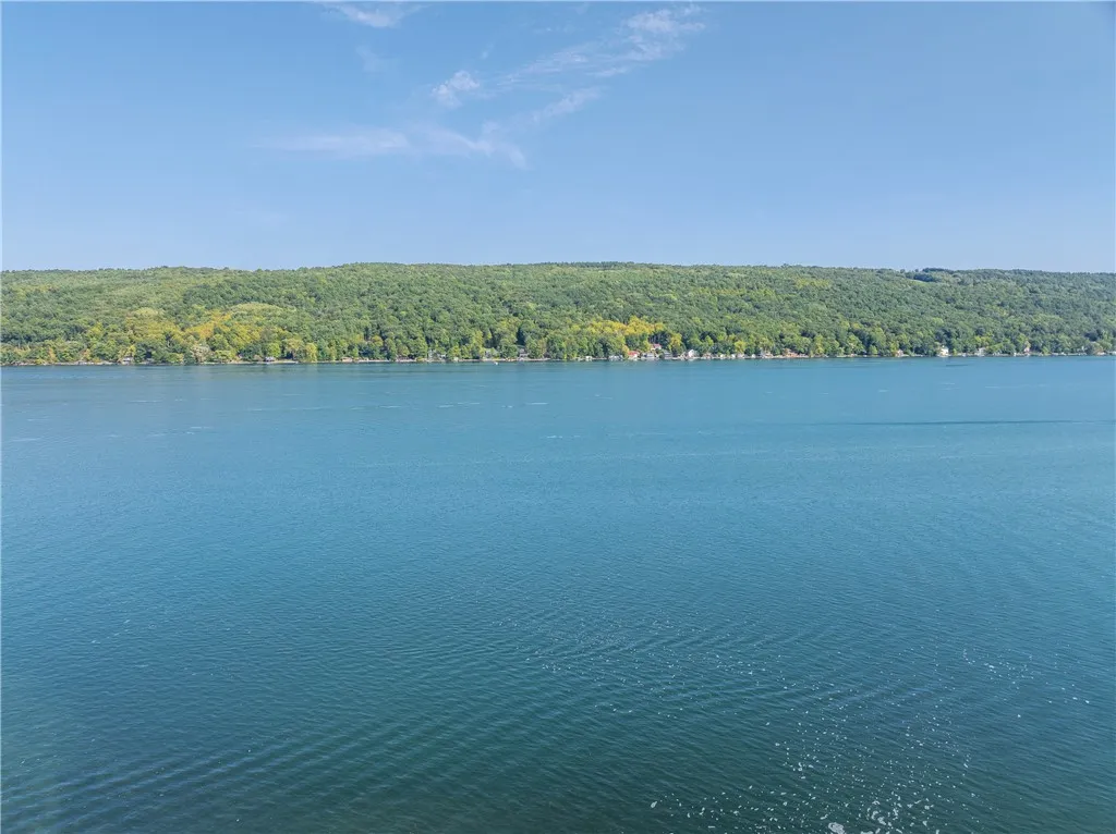 PANORAMIC LAKE VIEWS TO THE EAST