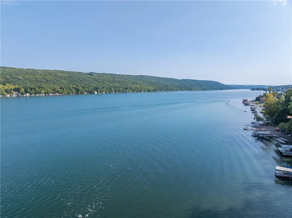 PANORAMIC LAKE VIEWS TO THE SOUTH