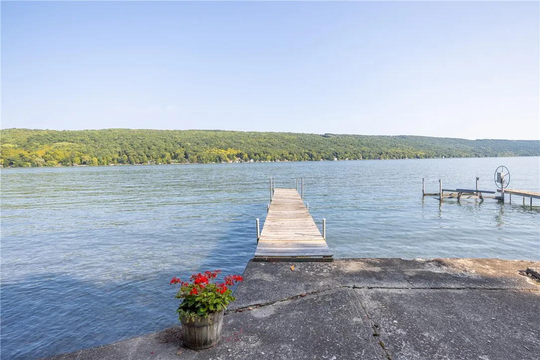 EXPANSIVE PATIO BREAKWALL & DOCK
