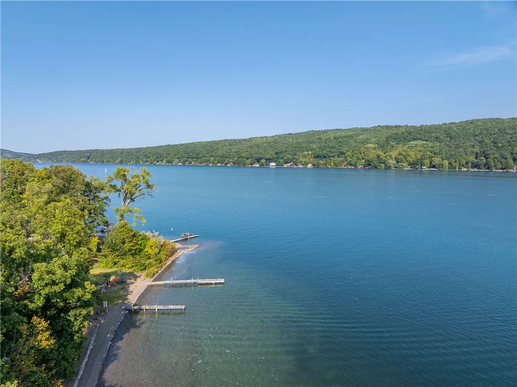 PANORAMIC LAKE VIEWS TO THE EAST