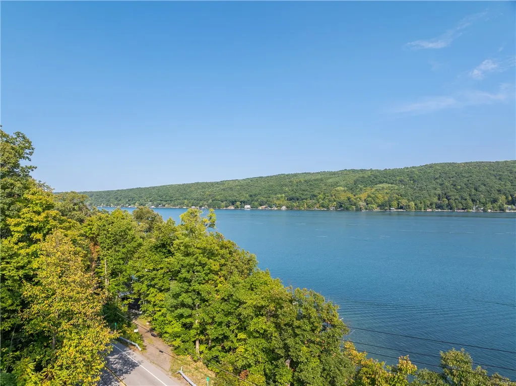 PANORAMIC LAKE VIEWS TO THE NORTH