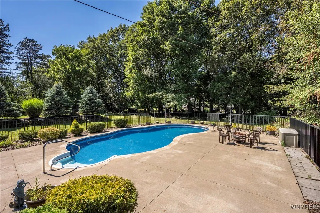 4680 Boncrest Drive East, Clarence, New York 14221, Clarence, New York 14221, 4 Bedrooms Bedrooms, 8 Rooms Rooms,2 BathroomsBathrooms,Residential,Closed,4680 Boncrest Drive East, Clarence, New York 14221,0,B1565155