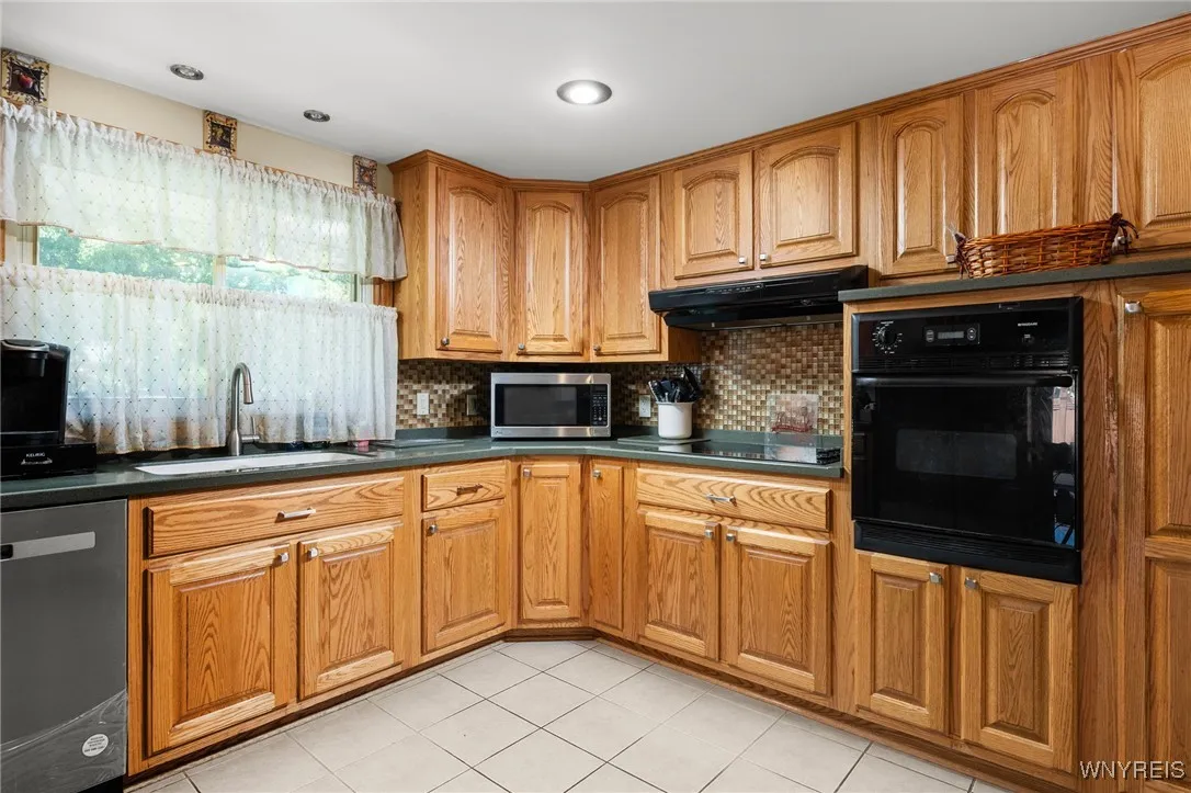 4680 Boncrest Drive East, Clarence, New York 14221, Clarence, New York 14221, 4 Bedrooms Bedrooms, 8 Rooms Rooms,2 BathroomsBathrooms,Residential,Closed,4680 Boncrest Drive East, Clarence, New York 14221,0,B1565155