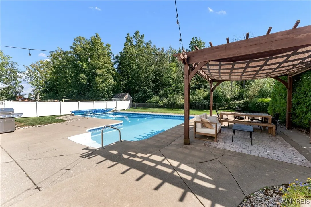 3364 Creekview Drive, Hamburg, New York 14075, Hamburg, New York 14075, 4 Bedrooms Bedrooms, 8 Rooms Rooms,2 BathroomsBathrooms,Residential,Closed,3364 Creekview Drive, Hamburg, New York 14075,0,B1564445