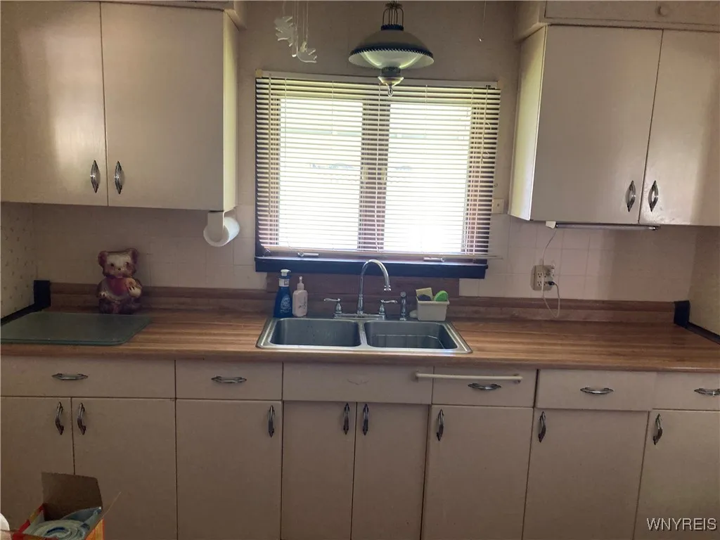 447 Campus Drive, Amherst, New York 14226, Amherst, New York 14226, 2 Bedrooms Bedrooms, 5 Rooms Rooms,1 BathroomBathrooms,Residential,Closed,447 Campus Drive, Amherst, New York 14226,0,B1566576