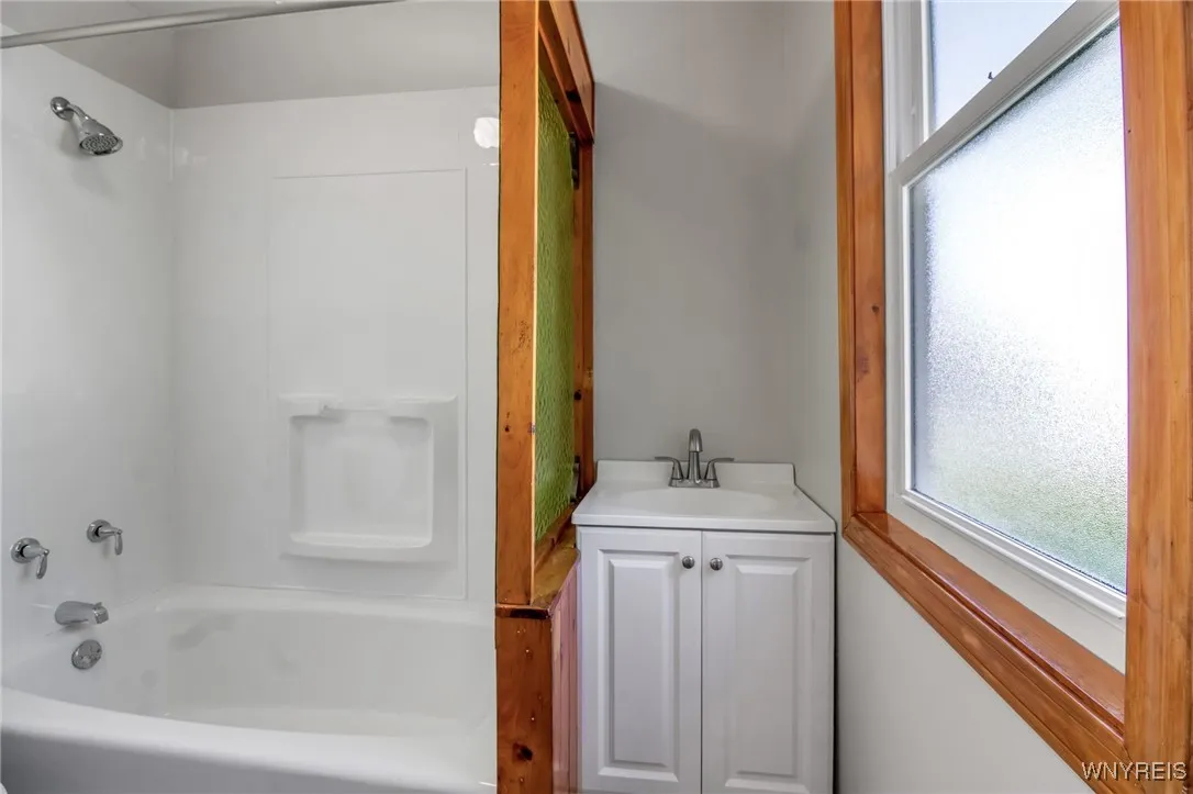 68 Oconnell Avenue, Buffalo, New York 14204, Buffalo, New York 14204, 5 Bedrooms Bedrooms, ,3 BathroomsBathrooms,Residential,Closed,68 Oconnell Avenue, Buffalo, New York 14204,0,B1567362