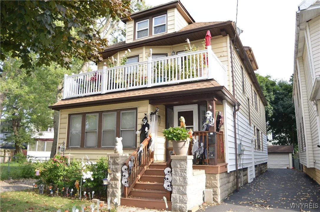 19 Alamo Place, Buffalo, New York 14220, Buffalo, New York 14220, 6 Bedrooms Bedrooms, ,2 BathroomsBathrooms,Residential,Closed,19 Alamo Place, Buffalo, New York 14220,0,B1565390