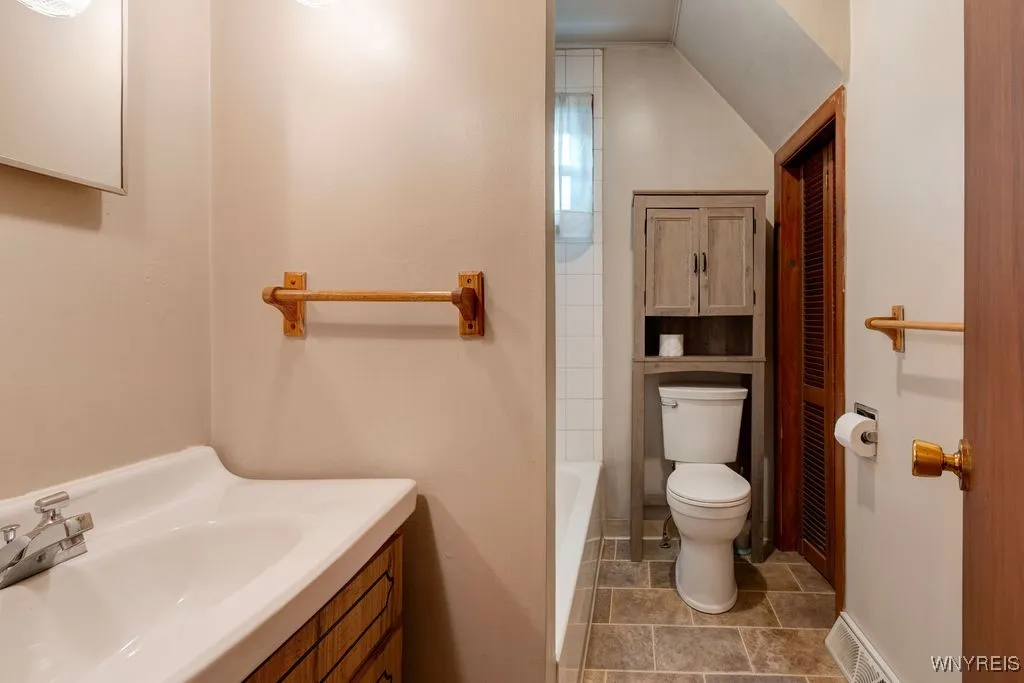 393 Fargo Avenue, Buffalo, New York 14213, Buffalo, New York 14213, 4 Bedrooms Bedrooms, ,2 BathroomsBathrooms,Residential,Closed,393 Fargo Avenue, Buffalo, New York 14213,0,B1567533