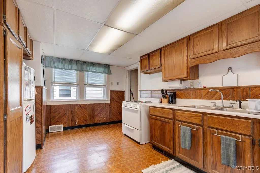 393 Fargo Avenue, Buffalo, New York 14213, Buffalo, New York 14213, 4 Bedrooms Bedrooms, ,2 BathroomsBathrooms,Residential,Closed,393 Fargo Avenue, Buffalo, New York 14213,0,B1567533
