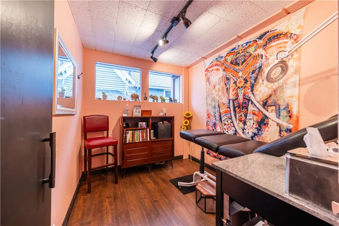 Waxing Business Space