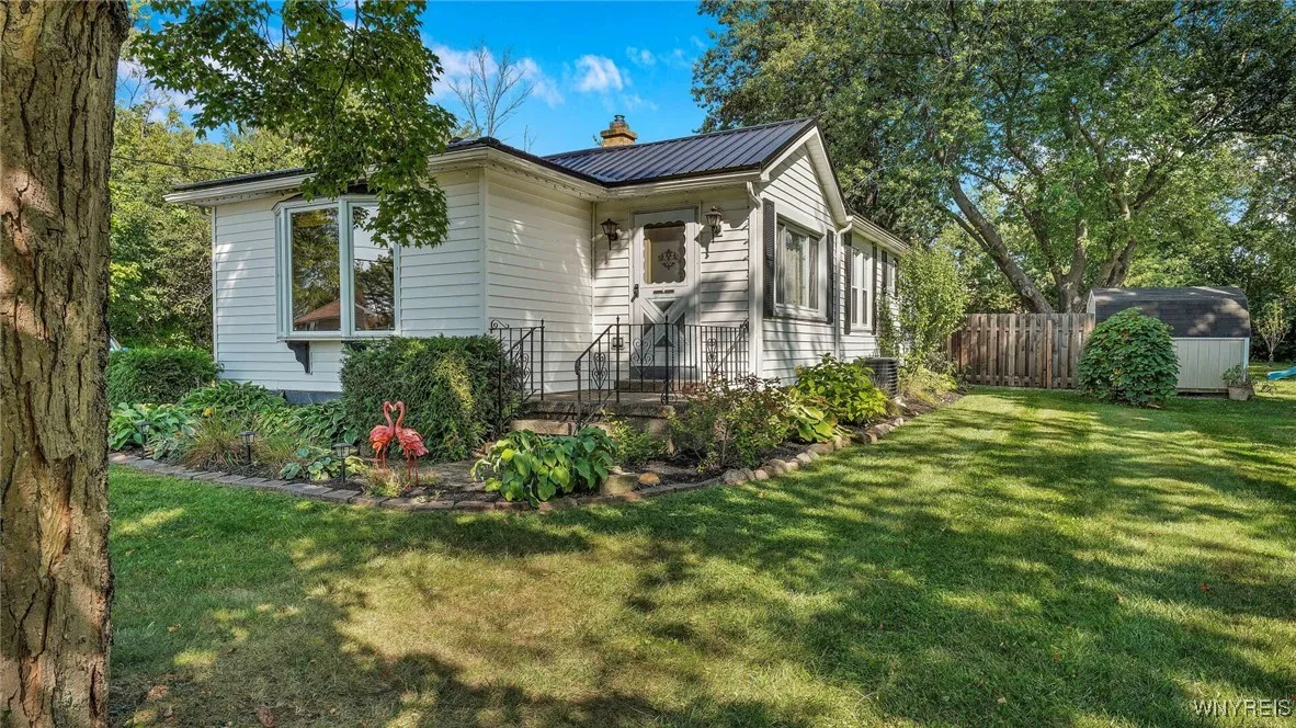 4135 Burke Parkway, Hamburg, New York 14219, Hamburg, New York 14219, 2 Bedrooms Bedrooms, 7 Rooms Rooms,1 BathroomBathrooms,Residential,Closed,4135 Burke Parkway, Hamburg, New York 14219,0,B1564746