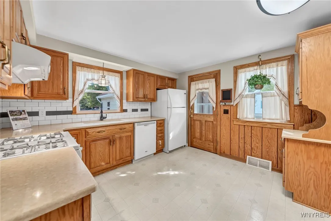 3992 Grant Avenue, Hamburg, New York 14075, Hamburg, New York 14075, 4 Bedrooms Bedrooms, 9 Rooms Rooms,3 BathroomsBathrooms,Residential,Closed,3992 Grant Avenue, Hamburg, New York 14075,0,B1567834