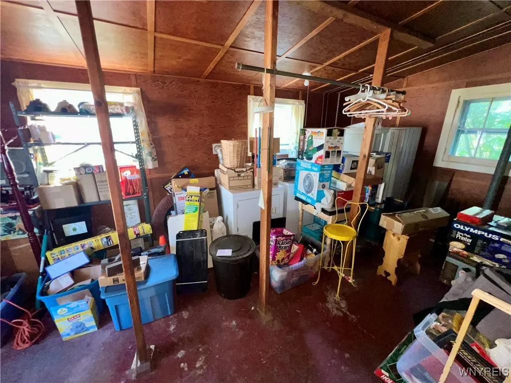 Utility room-Washer/Dryer stay.
