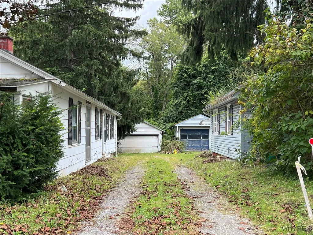 Shared driveway w/ 6707.