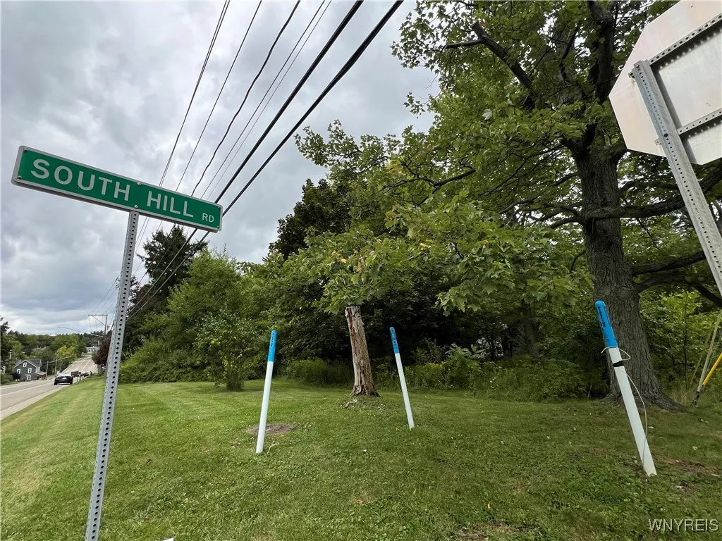 6709 Has road frontage of 164' on Gowanda State Rd & 92' on South Hill Rd according to Erie County Records.