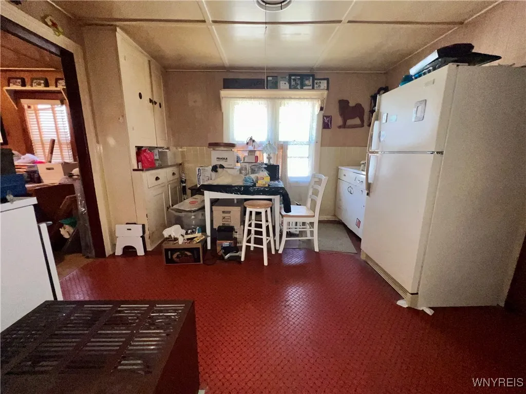 Kitchen-Stove & Fridge stay.