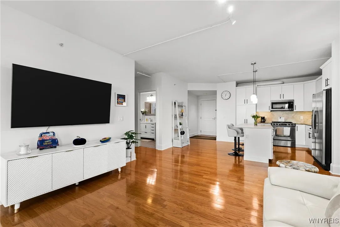 132 Lakefront Boulevard 302, Buffalo, New York 142, Buffalo, New York 14202, 2 Bedrooms Bedrooms, 5 Rooms Rooms,2 BathroomsBathrooms,Residential,Closed,132 Lakefront Boulevard 302, Buffalo, New York 142,0,B1567851
